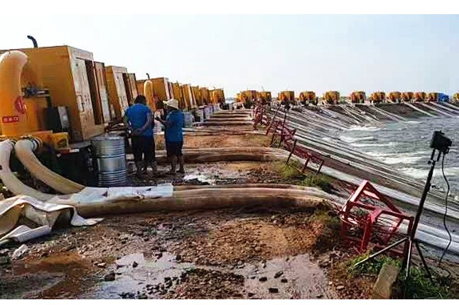 郑州开云（中国）官方在线排涝泵车在鄱阳湖抢险现场发挥重要作用